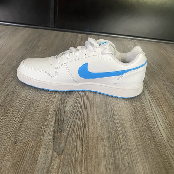 Nike shoes - Picture 3 of 4